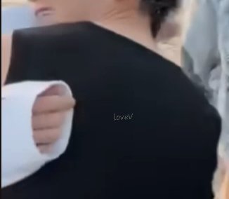 테형이 넓은 등에 석지니 손 어쩔건데..
소매가 길어서 손가락만 살짝나온 .. 귀여운 청순연상 되시겠습니답ㅠ
뷔진 이 미친 컾............😇