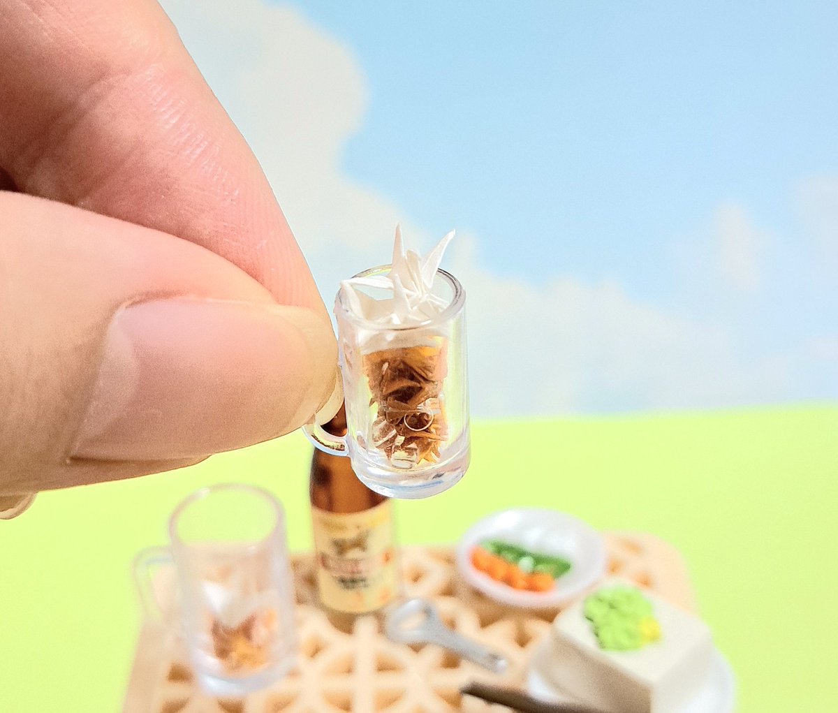 miniature_crane's tweet photo. ミニチュア折り鶴🍺ビール

今日もお仕事お疲れさまでした！
かんぱ〜い🍻✨

#ミニチュア #miniature #折り紙 #origami #折り鶴 #papercrane #crane #ビール #beer #ジオラマ #diorama https://t.co/ZHgoojN6du