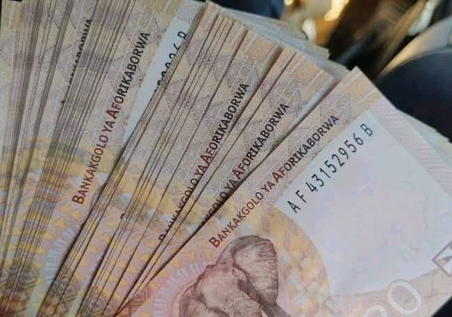 100 People Retweet my pinned post and Stand a Chance to Win Voucher ✊️ 🎉🤘