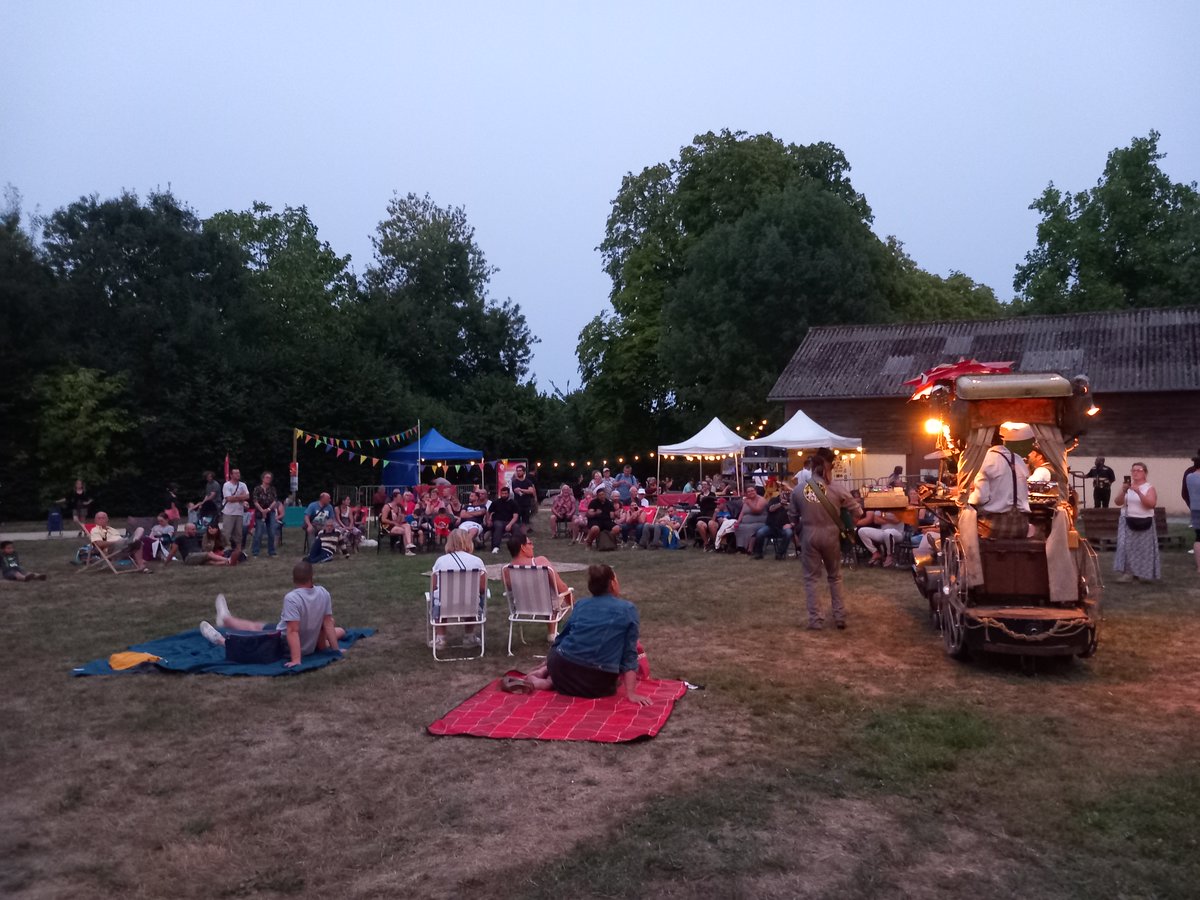 Les veillées autour du karaoké, cinéma et arts de la rue continuent. Samedi 23 août, ce sera au château de la Forêterie dans le cadre du Truculent Festival. Soirée gratuite. Retrouvez la programmation ici : urlr.me/nzFKed 
<a href="/GillesLeproust/">Gilles Leproust</a> <a href="/AlexisBraud/">Alexis Braud</a> <a href="/benamarlemans04/">Ben Amar Youssef</a>