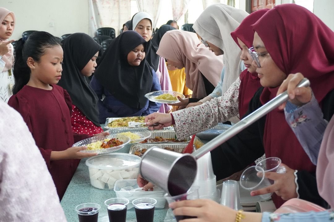 jasaclubiium's tweet photo. And to celebrate the joy of Syawal, we added a touch of Raya warmth to the day, reminding everyone that education and celebration can go hand in hand. Here’s to nurturing  minds and uplifting spirits, one classroom at a time. 📚🧮 https://t.co/IGihAqrMZA