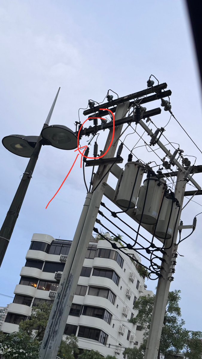 AngieCruz7's tweet photo. Buenos días @lumaenergypr @AEEONLINE @Miguel_Romero_ continúan abajo los machetes en la calle Rodríguez Serra. No hay luz en las calles Conveniencia, Rodríguez Serra, Washington y Paseo Don Juan en #Condado #SanJuan desde el pasado sábado 16 de agosto de 2025. https://t.co/CRs3As7wqI