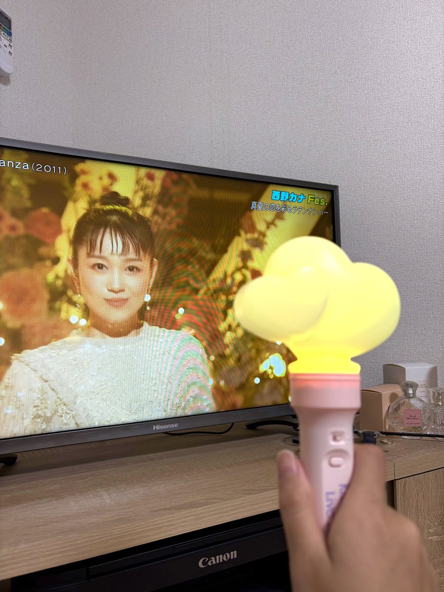 chicha_0318's tweet photo. フリフラの遠隔操作できないから、自分で色変えながらテレビの前で楽しんだよ〜🩷💛💙🤍
@kanayanofficial 
#CDTVライブライブ 
#西野カナフェス_CDTV https://t.co/Cqz4rOs3GH