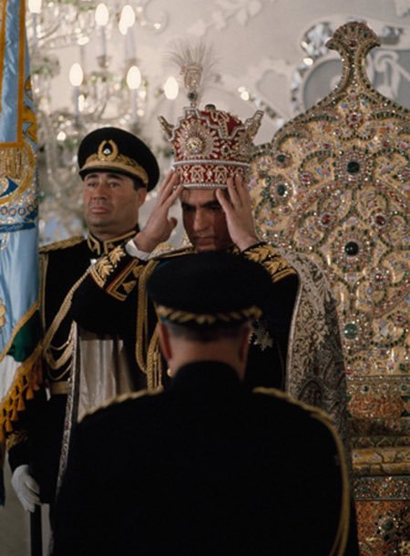 نکته:
در پادشاهی مشروطه پهلوی شاهنشاه آریامهر خودش تاج بر سر گذاشت اما آخرین پادشاه انگلستان "سکولار" اسقف اعظم تاج بر سرش گذاشت. 
مشکل دشمنان قانون اساسی مشروطه بندهای به اصطلاح اسلامیش نیست. مشکلشون خود پادشاهی و میراث ملی ماست.