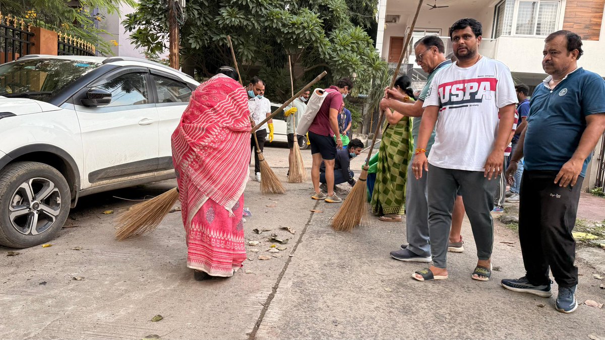 BarkhaBJP's tweet photo. “स्वच्छता सिर्फ आदत नहीं, हमारी पहचान है।”

आज इंदौर में स्वच्छता जनभागीदारी अभियान में जुड़कर श्रमदान किया और हमारे सफाई मित्रों का हौसला बढ़ाया।

इस दौरान वार्डवासियों ने भी यह प्रण लिया कि इंदौर की स्वच्छता की मिसाल को आगे बढ़ाते रहेंगे।
#swachhbharat #indore https://t.co/bKFTEtgZLP