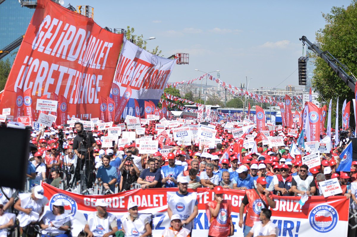Mitingimizi coşkuyla sonlandırdık.
Şimdi sesimizi daha da gür bir şekilde duyurmak için Hazine ve Maliye Bakanlığı’na yürüyoruz! 📍

Adalet için, 
Emeğin, ekmeğin hakkı için,
Alın terimizin karşılığını almak için; yürüyoruz!

📢 Gelirde Adalet, Ücrette Denge

#MemurMeydanda