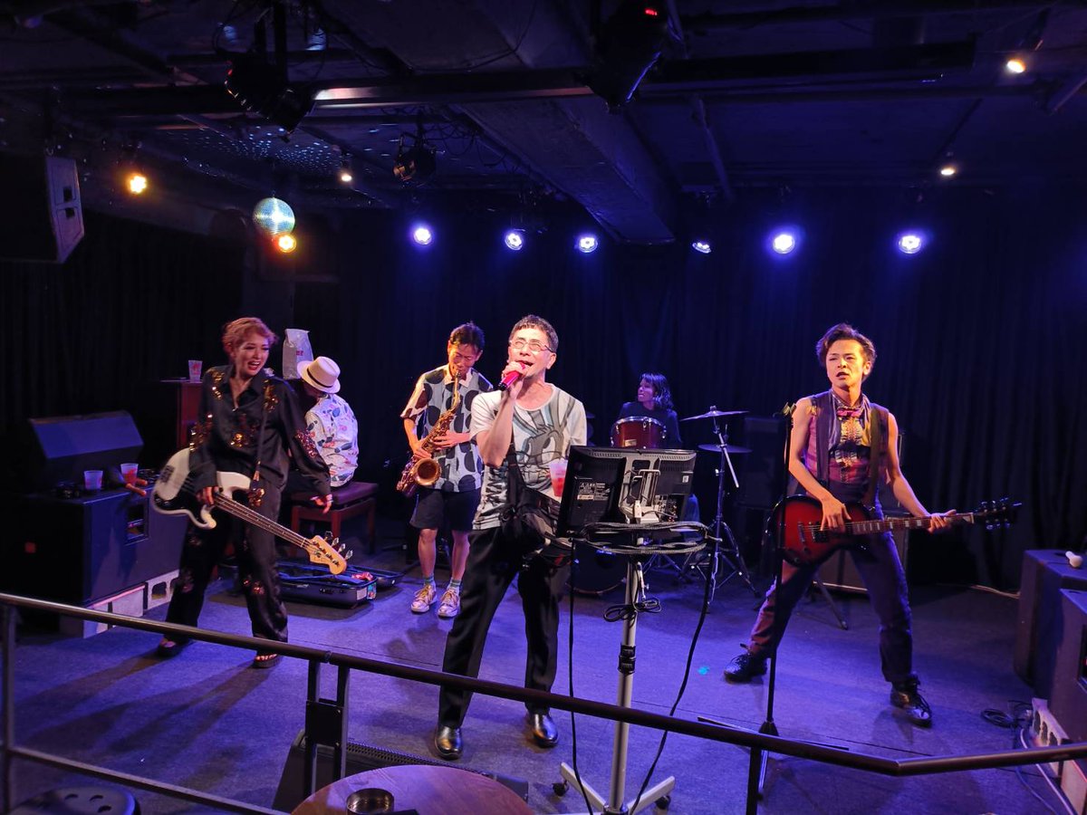 yoitch's tweet photo. イカれたメンバーを紹介するぜ！
Guitarジルベール！
Bassコッペ！
Pianoミーヤ！
Drumsまほ！
Saxるっぱ！
※ただのライブ後のカラオケタイムですww
#新世界 https://t.co/rCVbhs9WtS
