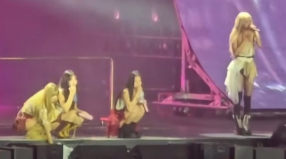 I really applaud Rosé for being the spokesperson of the group. She didn’t even have time to drink or rest because she had to start talking as soon as their performance ended. And after talking, they went straight into performing again👏