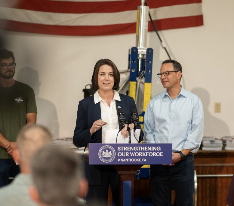 LuzerneCC's tweet image. Proud to stand with @GovernorShapiro to champion workforce development. LCCC is preparing students for high-demand, high-paying jobs 🔧📚 #LCCC #PAWorkforce #FutureReady