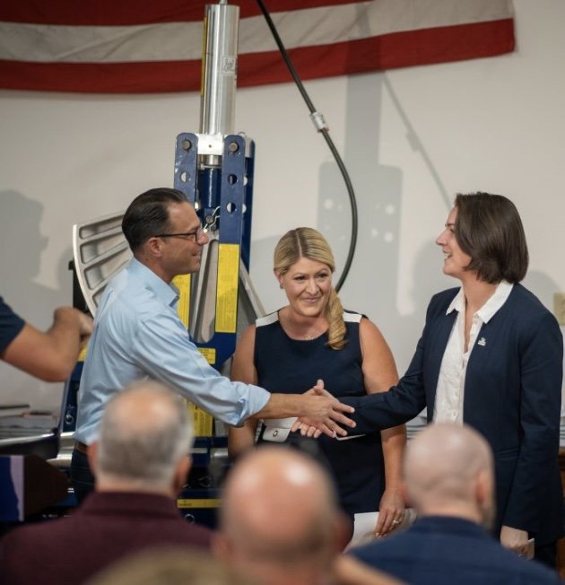 LuzerneCC's tweet image. Proud to stand with @GovernorShapiro to champion workforce development. LCCC is preparing students for high-demand, high-paying jobs 🔧📚 #LCCC #PAWorkforce #FutureReady