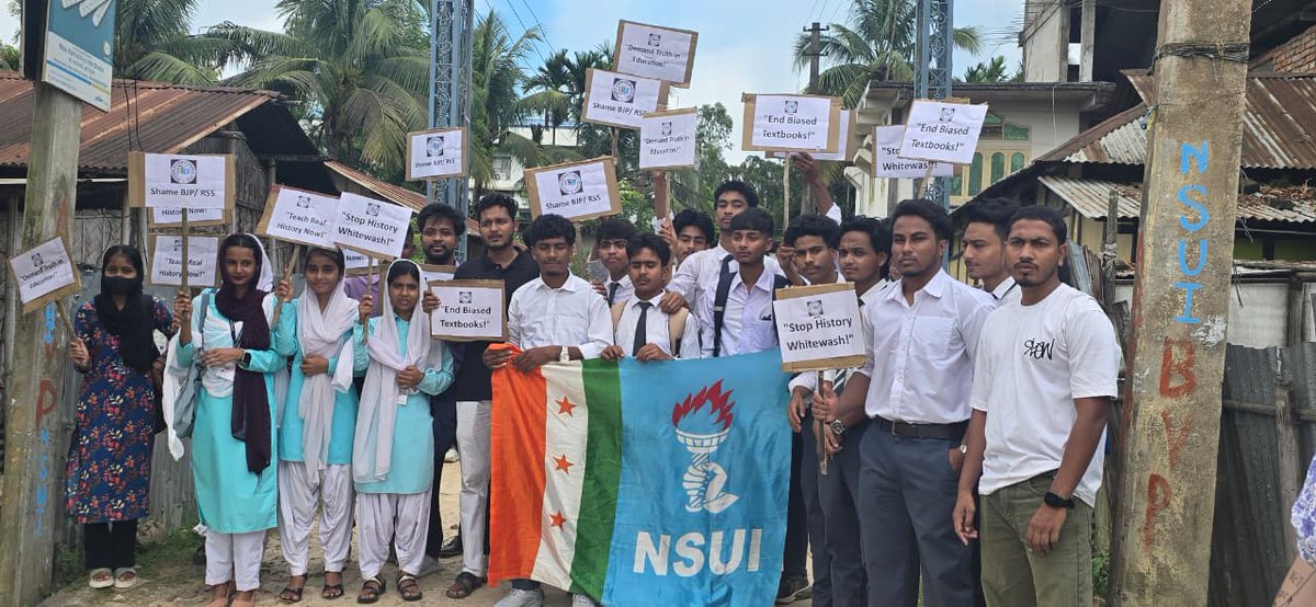 NSUIAssam's tweet photo. বিজেপি চৰকাৰে NCERT ৰ পাঠ্যপুথিত আহোমৰ ইতিহাস বিকৃত কৰি নৱ প্ৰজন্মক বিপথে পৰিচালিত কৰিব বিচৰা কাৰ্যৰ বিৰুদ্ধে লংকা মহাবিদ্যালয় NSUI গোটৰ উদ্যোগত প্ৰতিবাদ সাব্যস্ত কৰা হয়।
#NSUIAssam #NSUIForStudents https://t.co/MtPYA9esyF