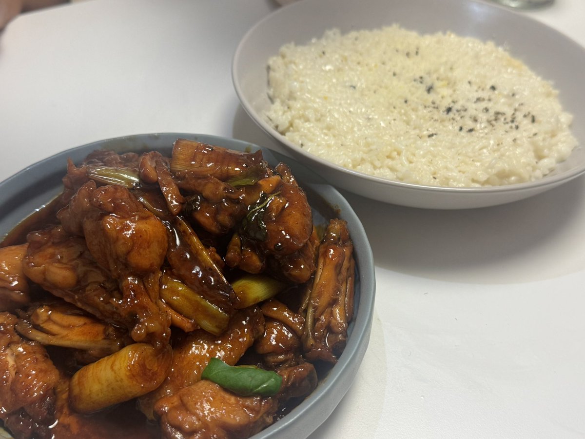 글구 냉랭이가 생일기념으로 요리해줬다
그치만 생일인 사람은 너잖아…😭
사진엔 없는데 연어깍두기도… 참 맛있었다네🎶