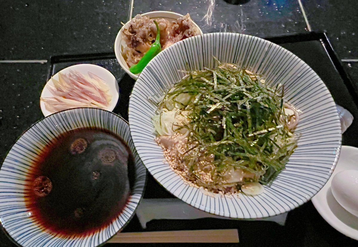 そうそう、こちらの記事きっかけで知ったそばさやかさん@soba_sayaka 、めっちゃ美味しかった〜!😋✨✨✨
全部美味しかった…!
蕎麦も美味しいし黒舞茸の天ぷら美味しい…!揚げ玉が凄いから絶対試した方がいい🍤
絶対また行く…!

冷し肉そば
トッピングのみょうが
黒舞茸の小天丼
黒烏龍茶 