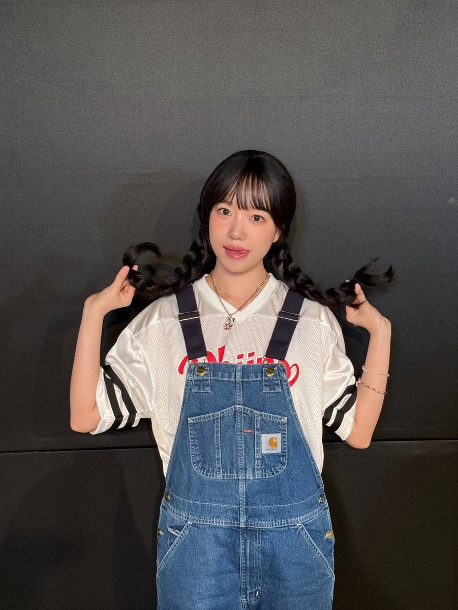 JOYURI_offcl's tweet photo. [#유리스팟] 2025.08.18 팬사인회🥽⏳🧸👖💙

#조유리 #JOYURI #チョユリ https://t.co/KhZEJy552i