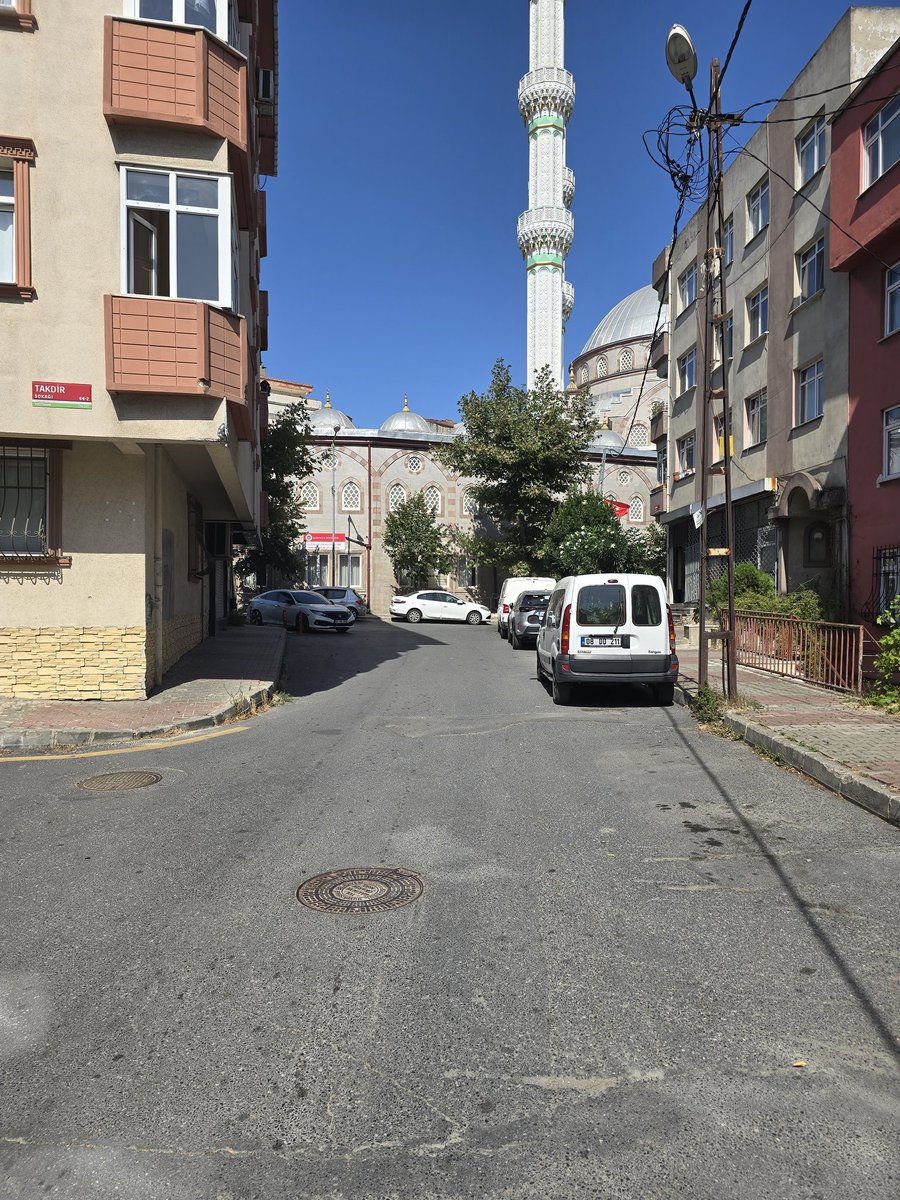 SnNKnT's tweet photo. @KagithaneBelTR Oturduğum bina Seyrantepe Gönen Sokak ile Takdir Sokak kesişim noktasında. Burada kaldırım binadan daha içeride ve kamyon dönüşlerinde binanın balkon kısmına çarpıyorlar.  Burada sokağın iki tarafına araç park 3dilmemesi için demir bariyer konulmalı. https://t.co/9Vr1pg8ONQ