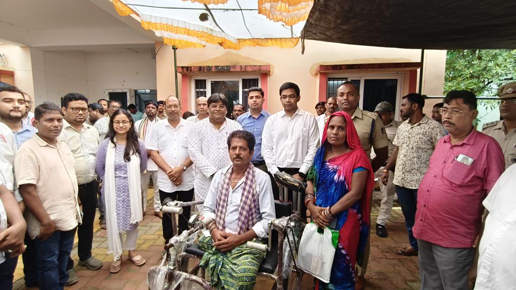BDO_PATRAPURᅠᅠᅠᅠᅠᅠᅠᅠᅠᅠᅠᅠᅠᅠᅠᅠᅠᅠᅠᅠᅠᅠᅠᅠᅠᅠᅠ (@bdo_patrapur) on Twitter photo ଆଦ୍ୟ ଜିଲ୍ଲାପାଳ ଓ ଆରକ୍ଷୀ ଅଧିକ୍ଷକ ଙ୍କ ମିଳିତ ଜନଶୁଣାଣୀ ଅନୁଷ୍ଠିତ ହେଲା lଏଥିରେ 164 ଜଣ ଙ୍କ ଆବେଦନର ଶୁଣାଣି କରାଗଲା l Redcross ପାଣ୍ଠି ରୁ 1. 1 lakh ଯୋଗ୍ୟ ଆବେଦନକାରୀଙ୍କୁ ଦିଆଗଲା, ଏତତଃ ବ୍ୟତୀତ MBPY 5,Buspass 2,Tricycle 1,ରାସନ କାର୍ଡ 6 ଟି ପ୍ରଦାନ କରାଗଲା
<a href="/CMO_Odisha/">CMO Odisha</a> <a href="/Ganjam_Admin/">Collector & District Magistrate, Ganjam</a> <a href="/PRDeptOdisha/">Panchayati Raj and Drinking Water Department</a> ଆଦ୍ୟ ଜିଲ୍ଲାପାଳ ଓ ଆରକ୍ଷୀ ଅଧିକ୍ଷକ ଙ୍କ ମିଳିତ ଜନଶୁଣାଣୀ ଅନୁଷ୍ଠିତ ହେଲା lଏଥିରେ 164 ଜଣ ଙ୍କ ଆବେଦନର ଶୁଣାଣି କରାଗଲା l Redcross ପାଣ୍ଠି ରୁ 1. 1 lakh ଯୋଗ୍ୟ ଆବେଦନକାରୀଙ୍କୁ ଦିଆଗଲା, ଏତତଃ ବ୍ୟତୀତ MBPY 5,Buspass 2,Tricycle 1,ରାସନ କାର୍ଡ 6 ଟି ପ୍ରଦାନ କରାଗଲା
<a href="/CMO_Odisha/">CMO Odisha</a> <a href="/Ganjam_Admin/">Collector & District Magistrate, Ganjam</a> <a href="/PRDeptOdisha/">Panchayati Raj and Drinking Water Department</a>