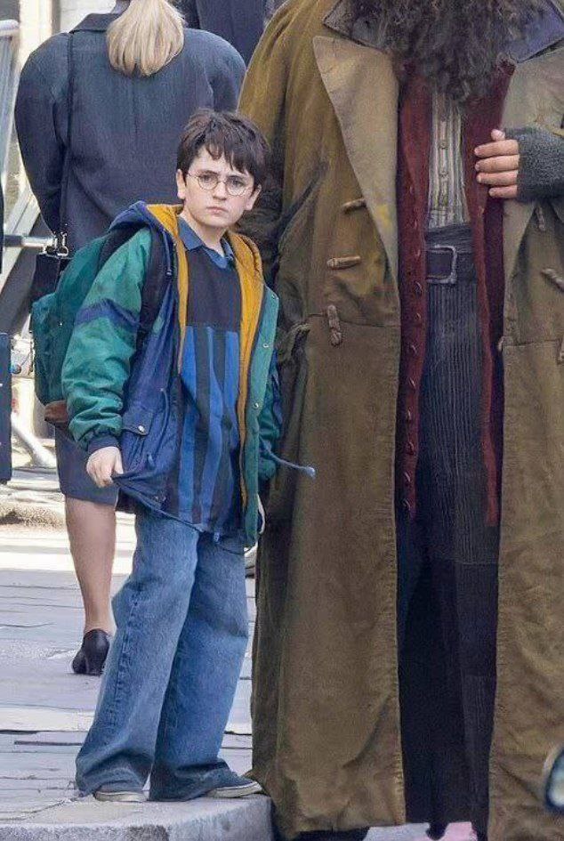 (кто не шарит, по ГП снимают новый сериал)

Не знаю кому как, но я в ТАКОМ ВОСТОРГЕ С НОВОГО ГАРРИ, он такой безумно эмоциональный и НЕДОВОЛЬНЫЙ АХАХХА