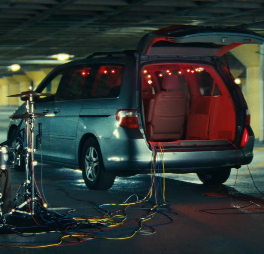 How is no one talking about this, ever since we got a snippet this has been going through my mind.

The van
The colours
The fits. 

LIKE HELLOOO?!