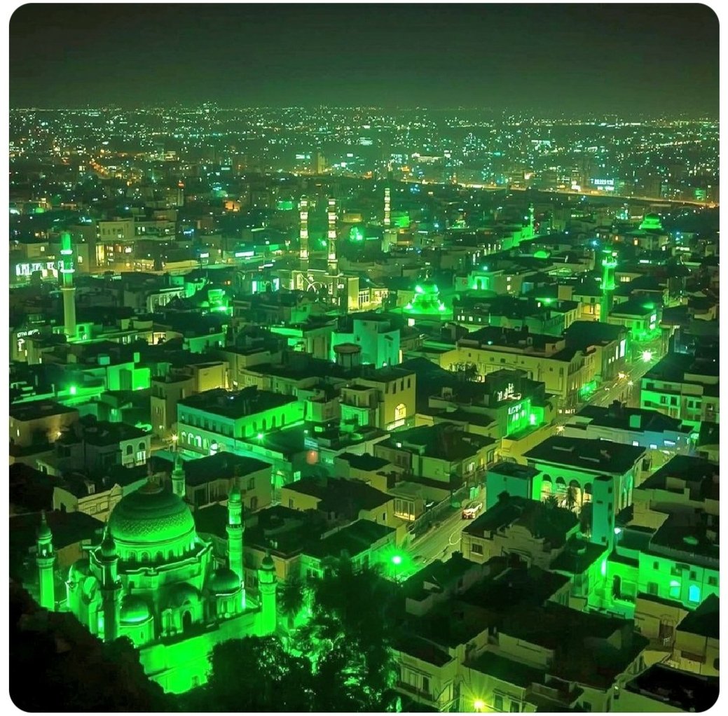 وُلِدَ الهُدى و الكائنات ضَياءُ
وَفَمُ الزَمانِ تَبَسُّمٌ وَثَناءُ
الروحُ وَالمَلَأُ المَلائِكُ حَولَهُ
لِلدينِ وَالدُنيا بِهِ بُشَراءُ