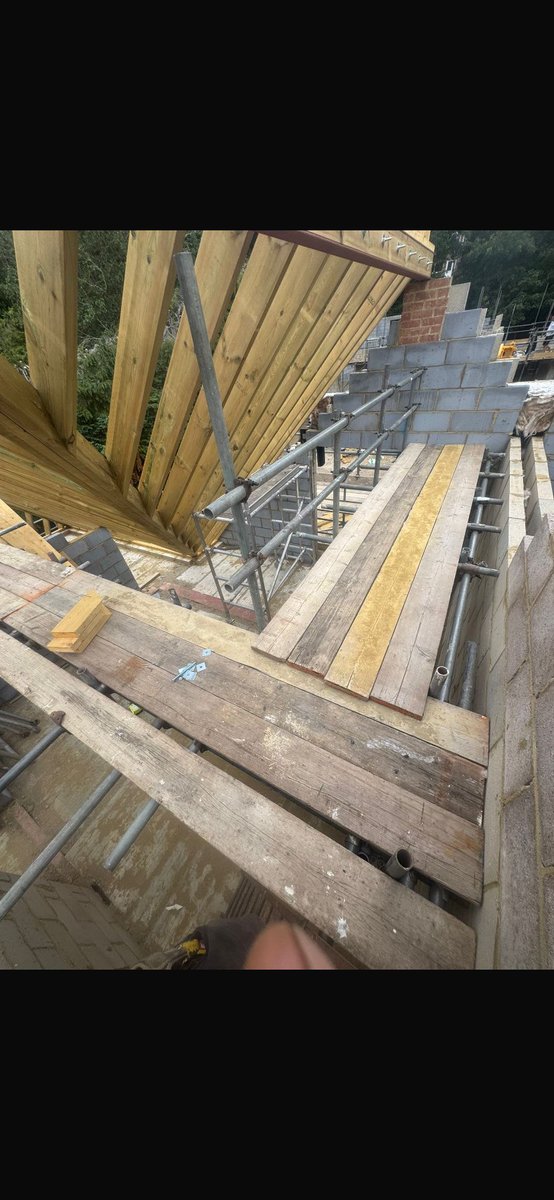 Another lift on the 2 houses and a couple of internal platforms erected. <a href="/dmsscaff/">DMS Scaffolding</a> #dmsscaffolding
