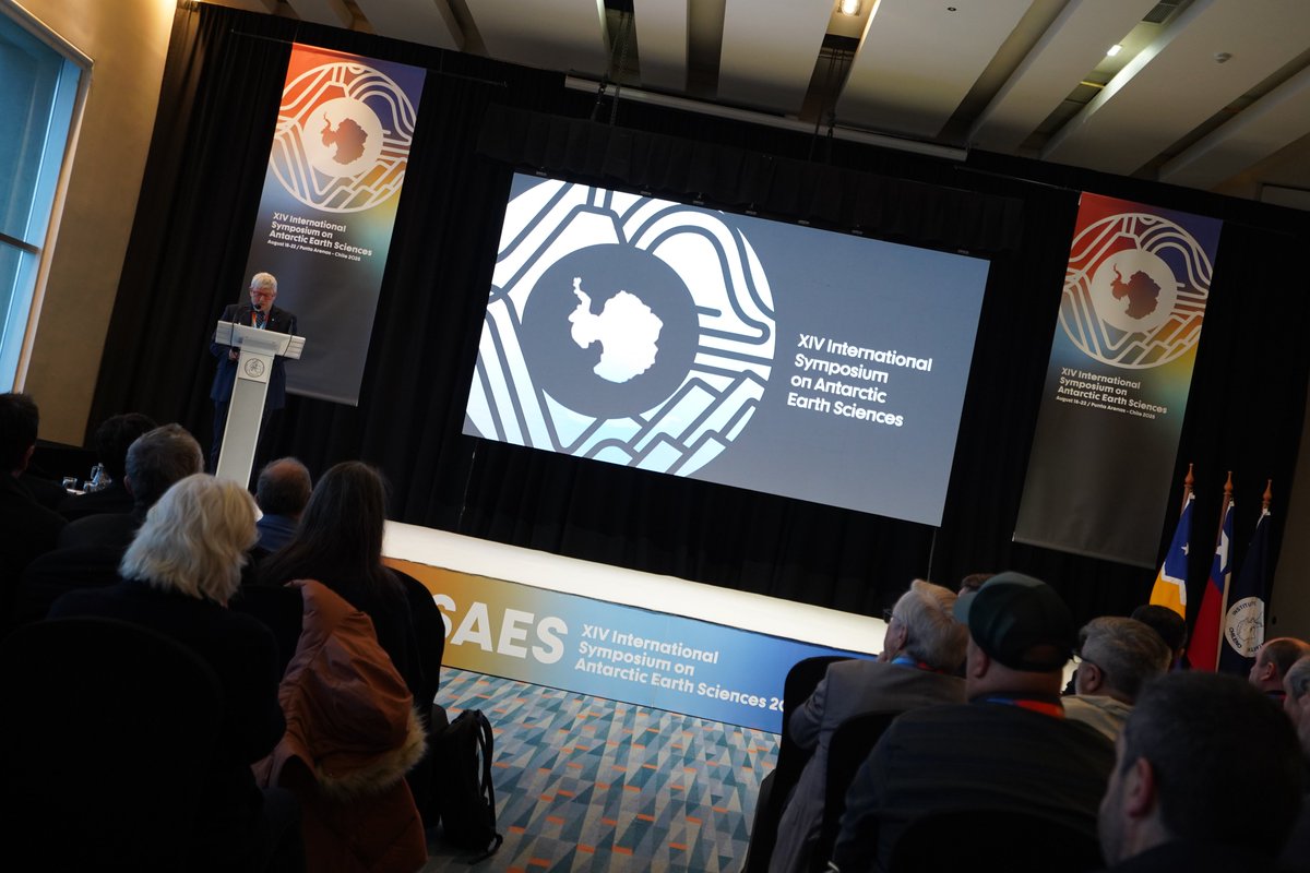 MilenioBASE's tweet photo. En Punta Arenas📍🇦🇶 se inaugura el XIV Simposio Internacional en Ciencias de la Tierra Antártica @inach_gob, con presencia de los investigadores @MilenioBASE Dr. César Cárdenas y Dr. Peter Convey @BAS_News 

1°📷 Dr. César Cárdenas junto al presidente @SCAR_Tweets Gary Wilson https://t.co/5AtAvCP6LP