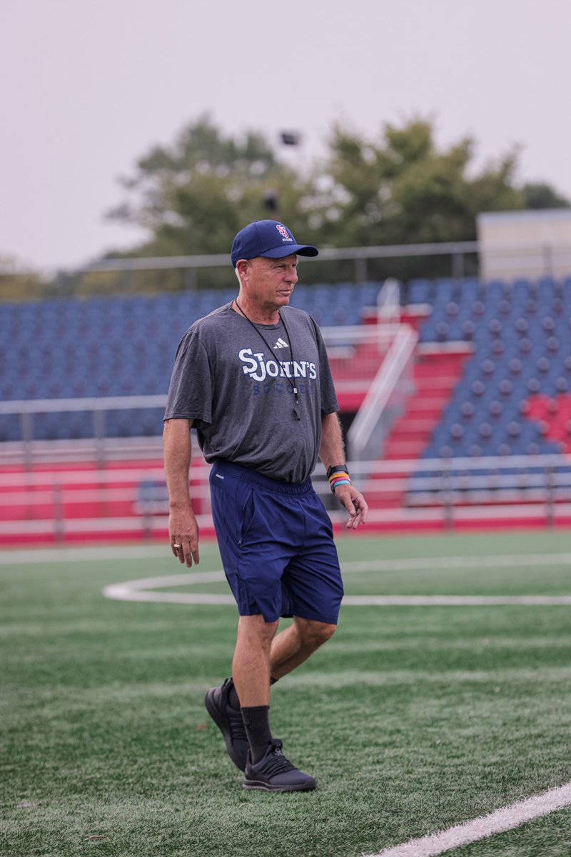 𝐘𝐞𝐚𝐫 𝟑𝟓 𝐢𝐧 𝐐𝐮𝐞𝐞𝐧𝐬 𝐥𝐨𝐚𝐝𝐢𝐧𝐠 ⏳

<a href="/DaveMasur/">Dave Masur</a> enters the 2025 season as the second winningest active coach in NCAA Division I with 459 career victories 

#RedStorm