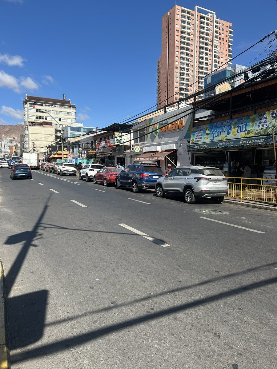 xivasa's tweet photo. El problema de todos los días en #antofagasta, la gente bajando de las micros en doble fila, debido a los autos mal estacionados, cero conciencia 😌 https://t.co/QaFNTp1Ahr