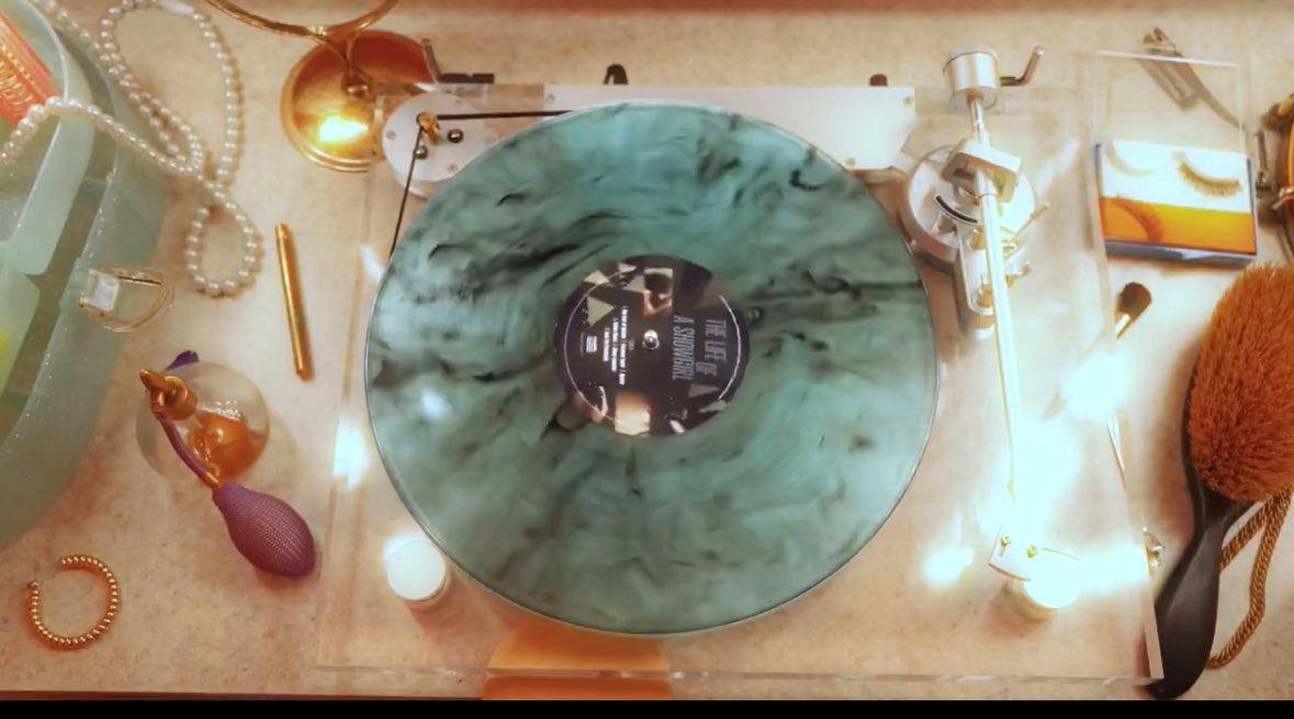 aletoowelll's tweet image. alright smart swifties, can we start analyzing what’s on this table?