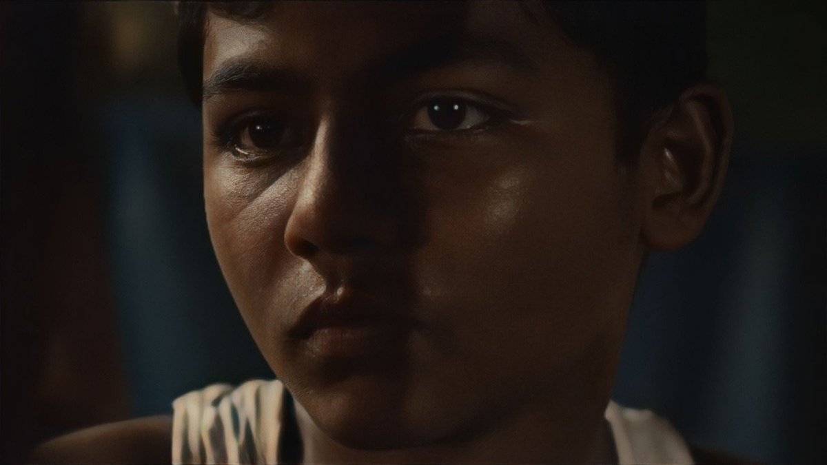 bollykibaarish's tweet image. Yönetmen #DipeshJain , Idris’i canlandıran #OmSingh ’i 3000 çocuk arasından seçtiğini, Singh’in gerçek hayattaki hikâyesinin karakterle örtüştüğünü açıklamış. Başrol oyuncusu #ManojBajpayee , bugüne kadarki en zor rolü olduğunu söylemiş. #InTheShadows