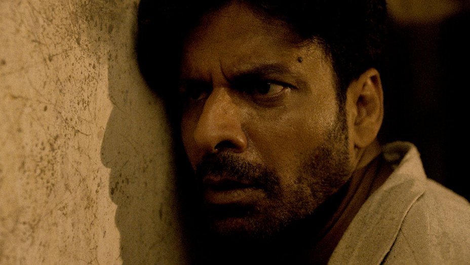 bollykibaarish's tweet image. Yönetmen #DipeshJain , Idris’i canlandıran #OmSingh ’i 3000 çocuk arasından seçtiğini, Singh’in gerçek hayattaki hikâyesinin karakterle örtüştüğünü açıklamış. Başrol oyuncusu #ManojBajpayee , bugüne kadarki en zor rolü olduğunu söylemiş. #InTheShadows