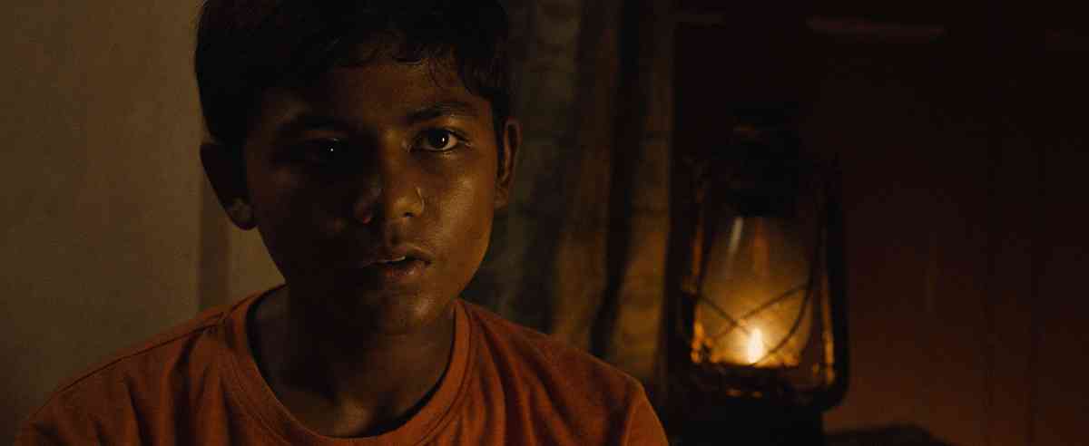 bollykibaarish's tweet image. Yönetmen #DipeshJain , Idris’i canlandıran #OmSingh ’i 3000 çocuk arasından seçtiğini, Singh’in gerçek hayattaki hikâyesinin karakterle örtüştüğünü açıklamış. Başrol oyuncusu #ManojBajpayee , bugüne kadarki en zor rolü olduğunu söylemiş. #InTheShadows