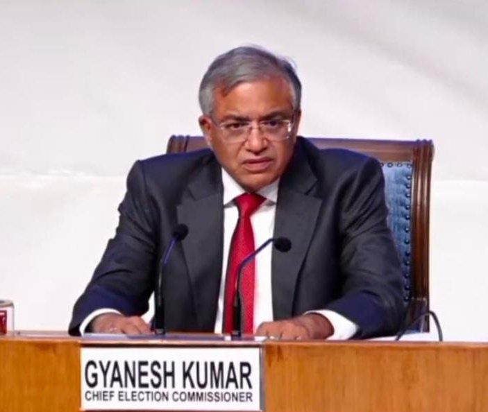 इस भ(ड़)वे का दिमाग चू+द गया है।

#रोटी_कपड़ा_शिक्षा_इलाज_मकान #VoterAdhikarYatra #MumbaiRains  #CPRadhakrishnan  #dubai #AirtelDown