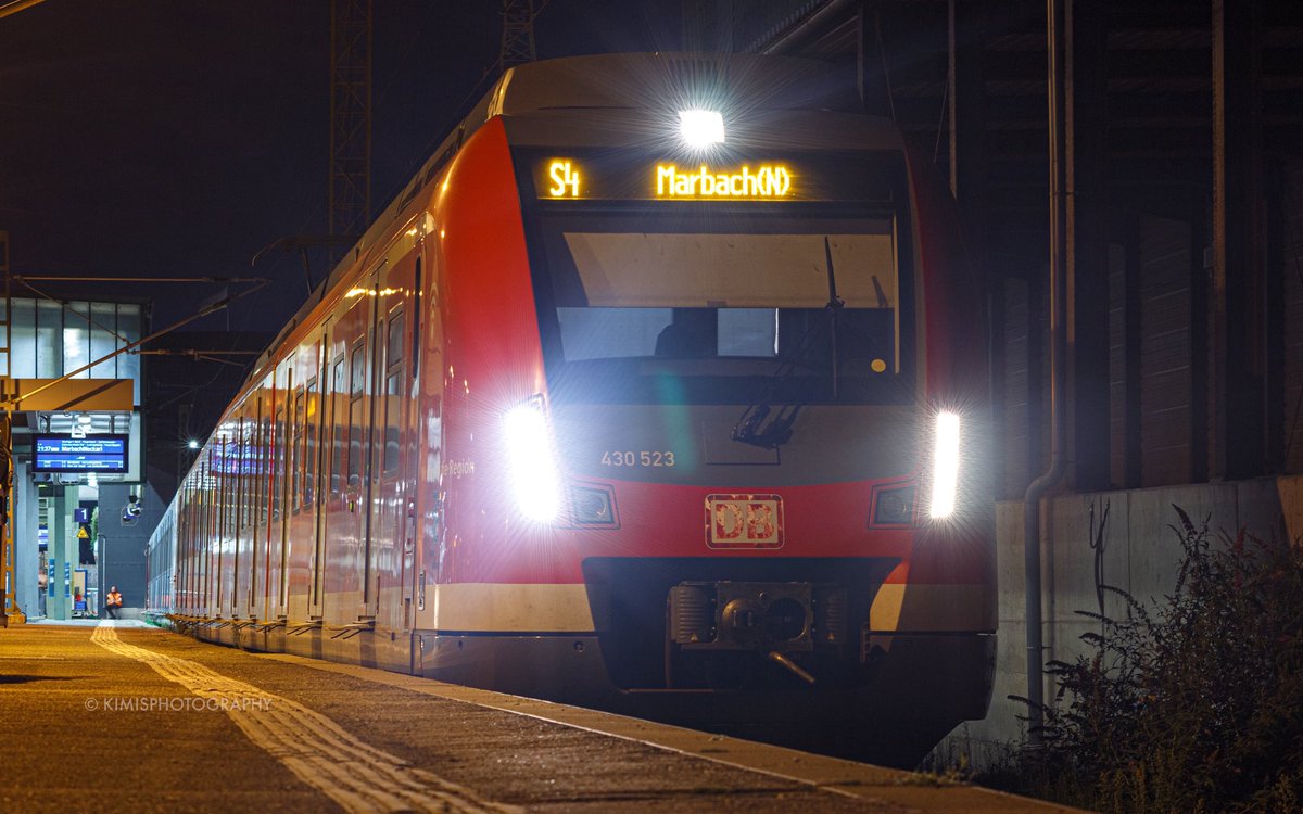 kimi_gwi's tweet photo. Der beste und schönste 430 steht auf Gleis 1 am Stuttgarter Hauptbahnhof 😍 #Sbahnstuttgart #Br430 https://t.co/c40ZC3q4Ko