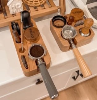 ما تُرکا یه ضرب المثلی داریم میگه:
( آتی آلمامیش، پالان آلیپ ) این ضرب المثل الان در مورد من صدق میکنه که استند چوبی قهوه خرید زدم تا بعدا قهوه ساز بخرم😅😁