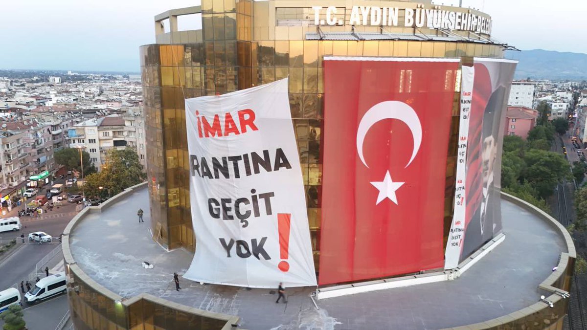 Aydın Büyükşehir Belediye Başkanı Özlem Çerçioğlu, CHP Genel Başkanı Özgür Özel’in katıldığı miting alanına “İmar rantına geçit yok” yazılı afiş astırdı.