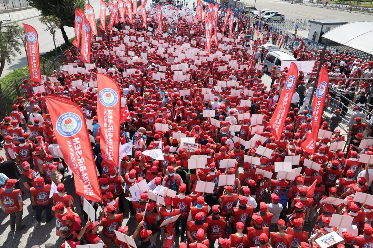 Hükümetin memura sunduğu teklifi #AslaKabuletmiyoruz

Sunulan son teklifteki yüzdelik zam ve taban aylığı gerçeklerden çok uzak,
Bu teklifte yüzdelik zam yetersiz
Bu teklifte taban aylığı yetersiz
Bu teklifte refah payı yok
Bu teklifte aile yok
Bu teklifte akademisyen yok
Bu