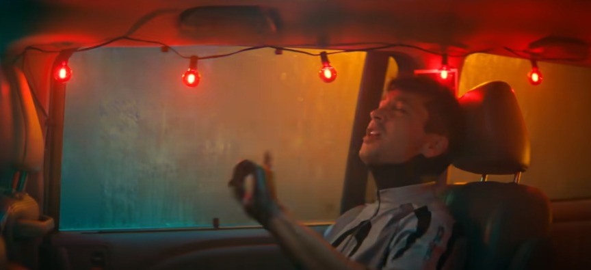 Que estén en un auto como en Heavydirtysoul y tengan presentes las luces rojas, pero por las ventanas se reflejen luces amarillas, es el viaje de la vida de Tyler, con Josh acompañándolo entre Dema y Trench