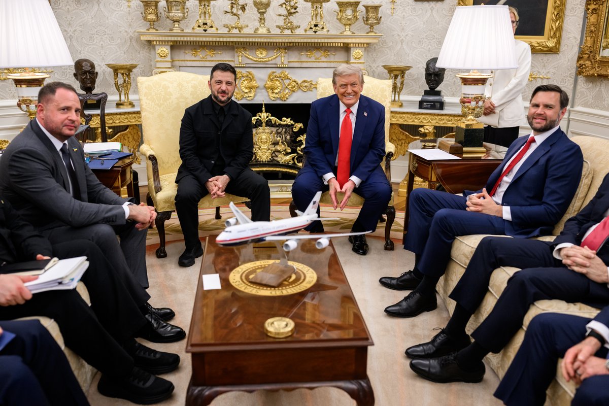 The White House (@whitehouse) on Twitter photo President Donald J. Trump and President <a href="/ZelenskyyUa/">Volodymyr Zelenskyy / Володимир Зеленський</a> in the Oval Office. 🇺🇸🇺🇦 President Donald J. Trump and President <a href="/ZelenskyyUa/">Volodymyr Zelenskyy / Володимир Зеленський</a> in the Oval Office. 🇺🇸🇺🇦