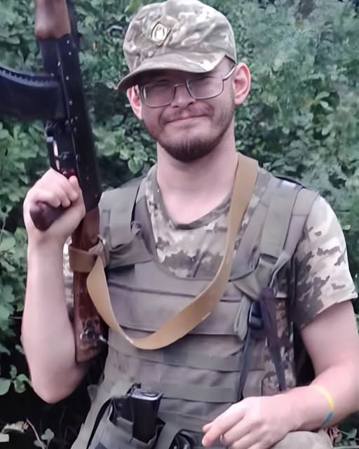 pogrebeckij's tweet photo. Вараш
Стало відомо про загибель нашого земляка – Олега Ігоровича Кузьменка.
Майже три роки батьки чекали на звістку про свого сина. І лише зараз завдяки ДНК-експертизі стало відомо, що Олег Кузьменко загинув 18 грудня 2022 року під час оборонних боїв у районі села Кліщіївка Донецької області.
 У 2016 році він підписав контракт та став на захист України.
Йому було лише 34 роки…