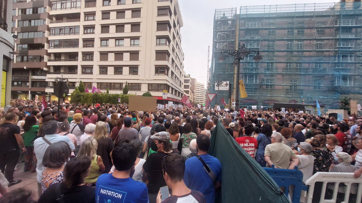 Concentración en León tras más de una semana de incendios. Se pide la dimisión de los responsables de la Junta de Castilla y León y la subida al Nivel 3. Ordoño II lleno.