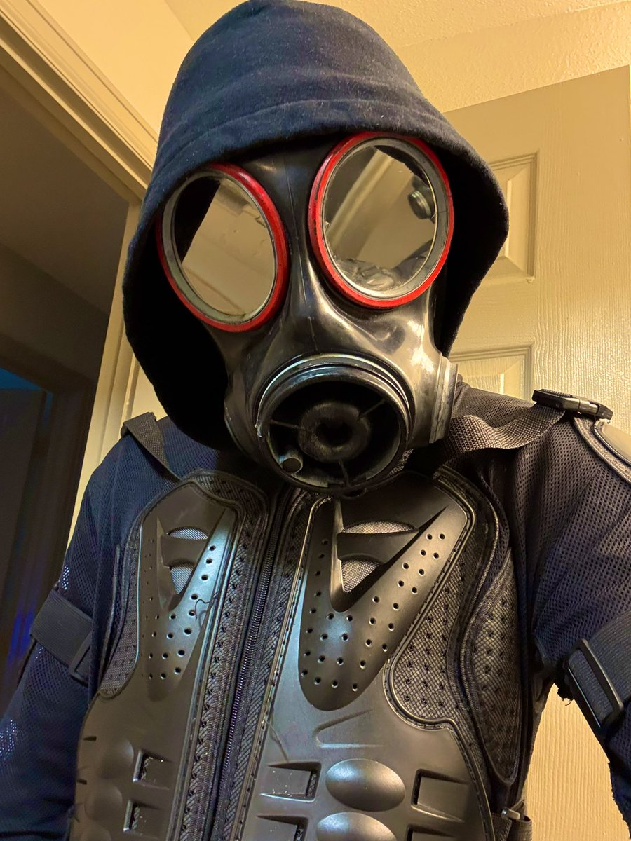 I think it’s that day of the week today…nsfw version soon? 🤔 

#gearhead #gasmaskmonday