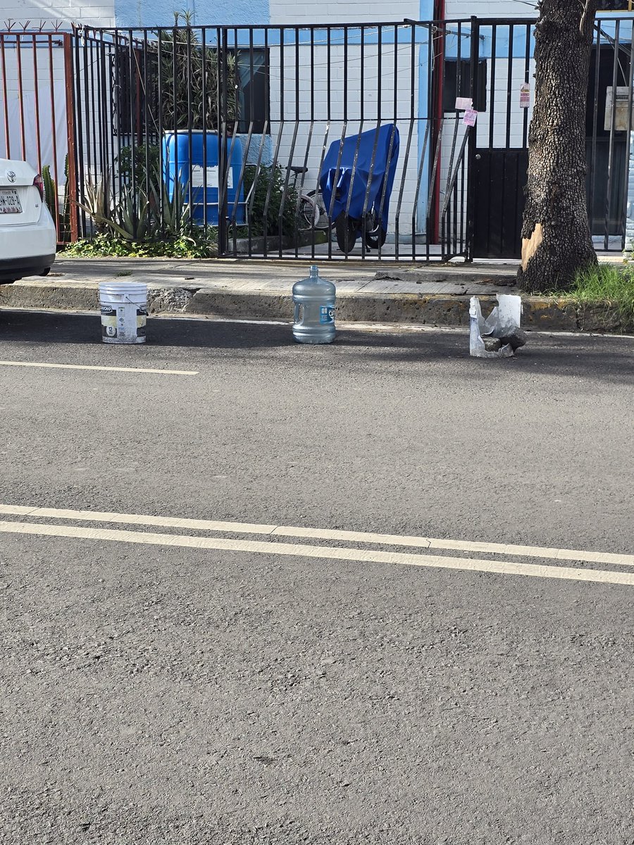 Hasta jicaras con piedras han puesto vecinos sobre la calle Elvira Vargas, en la colonia CTM Culhuacán sección 8, en <a href="/AlcaldiaCoy/">Coyoacán</a>, para apartar lugares en la vía. Nada más les faltan loa franeleros...