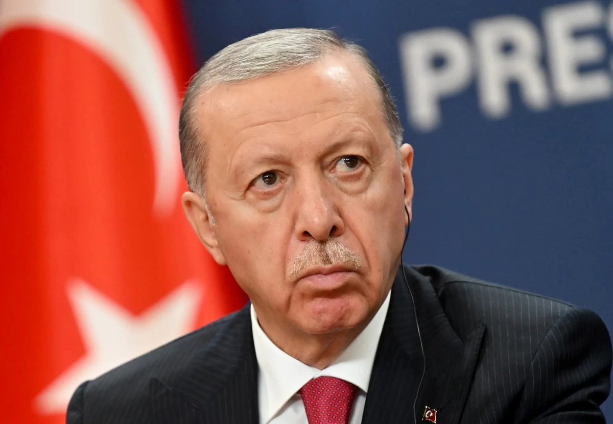 Özgür Özel'den sert sözler:

"Erdoğan kumpasçıdır, darbecidir, milli irade hırsızıdır, siyasi yankesicidir!"