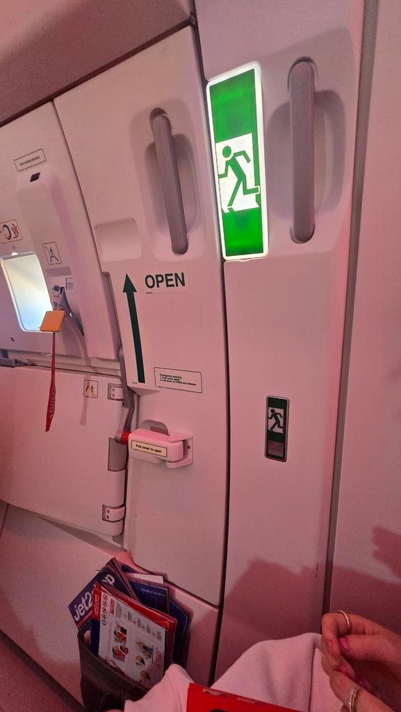 StuTay82's tweet photo. @Ryanair bet you can beat the extra leg room seat on a Jet2 Holiday! https://t.co/eGW53VXw9d