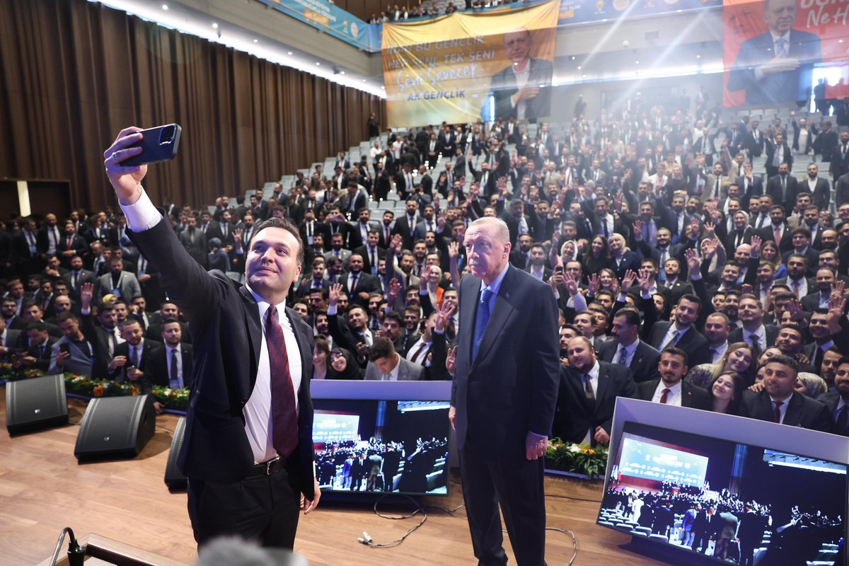 Böyle bir kampa, böyle unutulmaz bir final yakışırdı. Kapanış oturumumuz liderimiz ile 💪🏻

Türkiye’nin Gücü AK Gençlik 🙋‍♂️