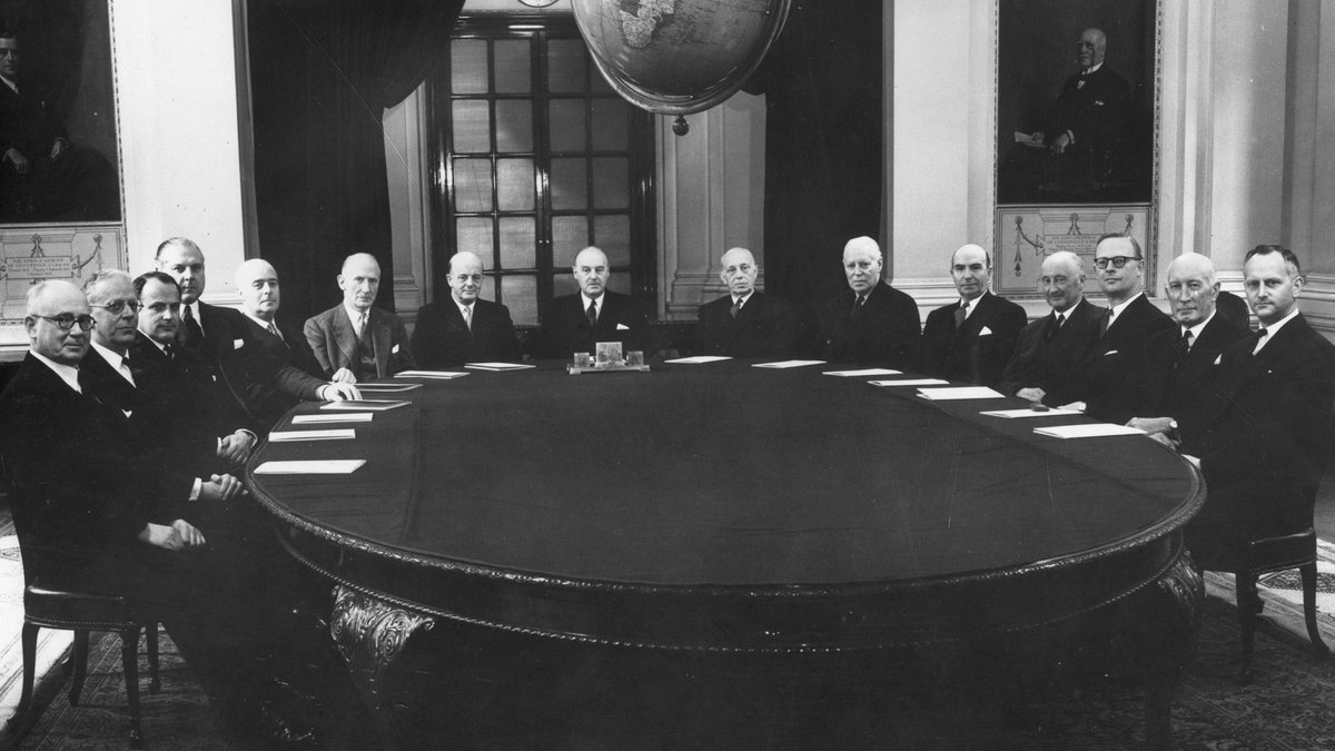 “As long as a handful of leaders are trusted to represent an entire nation, paid to represent the rich, and ultimately only represent themselves, any form of government is and will always be an oligarchy”
open.substack.com/pub/georgetsak…