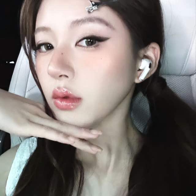 A Harper's Bazaar editor staff (later host) shared:
“People say Zhao Lusi has bad character or low EQ, but I don’t believe it. What you see now is her true self.

90% of celebs just read the beauty tips I wrote. But Lusi? She was serious—designed her own content even for our