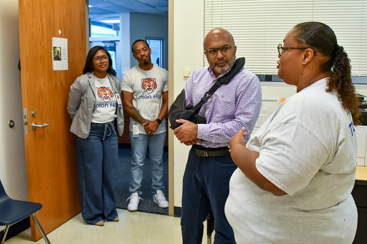 GCSchoolsNC's tweet image. #BackToGCS | NC Secretary of Health and Human Services Dr. Devdutta Sangvai visited Union Hill Elementary to personally deliver school supplies as part of Governor Stein's Back to School Supply Drive.  

Thank you for stopping by GCS and Union Hill, Secretary Sangvai!💙🌟