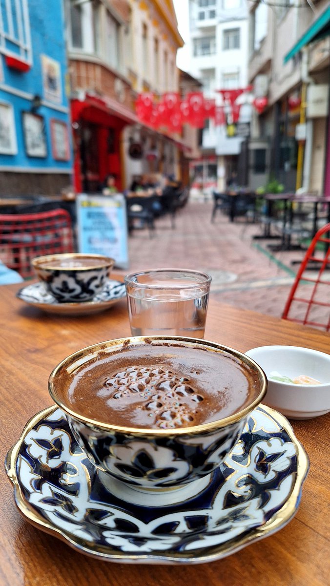 "Dutup ke'sin kenârından nezâket-birle höpürdet
Desinler gahve içmekde bu emmi amma mâhir hâ!'

Niçin höpürdetiriz peki? :) 

Ağızdaki içeceği höpürdettiğinizde hava içecekteki tadı zenginleştiren koku moleküllerini koparıp genzinize taşır, böylece daha çok tat alırsınız.