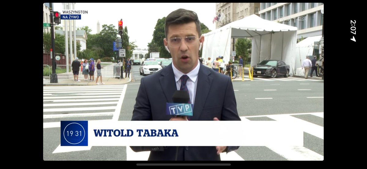 DEKLASACJA

Dziennikarz <a href="/RepublikaTV/">Telewizja Republika 🇵🇱 #włączprawdę</a> relacjonuje spotkania w Waszyngtonie z samego centrum wydarzeń, sprzed Białego Domu. Natomiast pracownik <a href="/1930_tvp/">19.30 TVP</a> w likwidacji ze skrzyżowania oddalonego o kilkaset metrów ;)